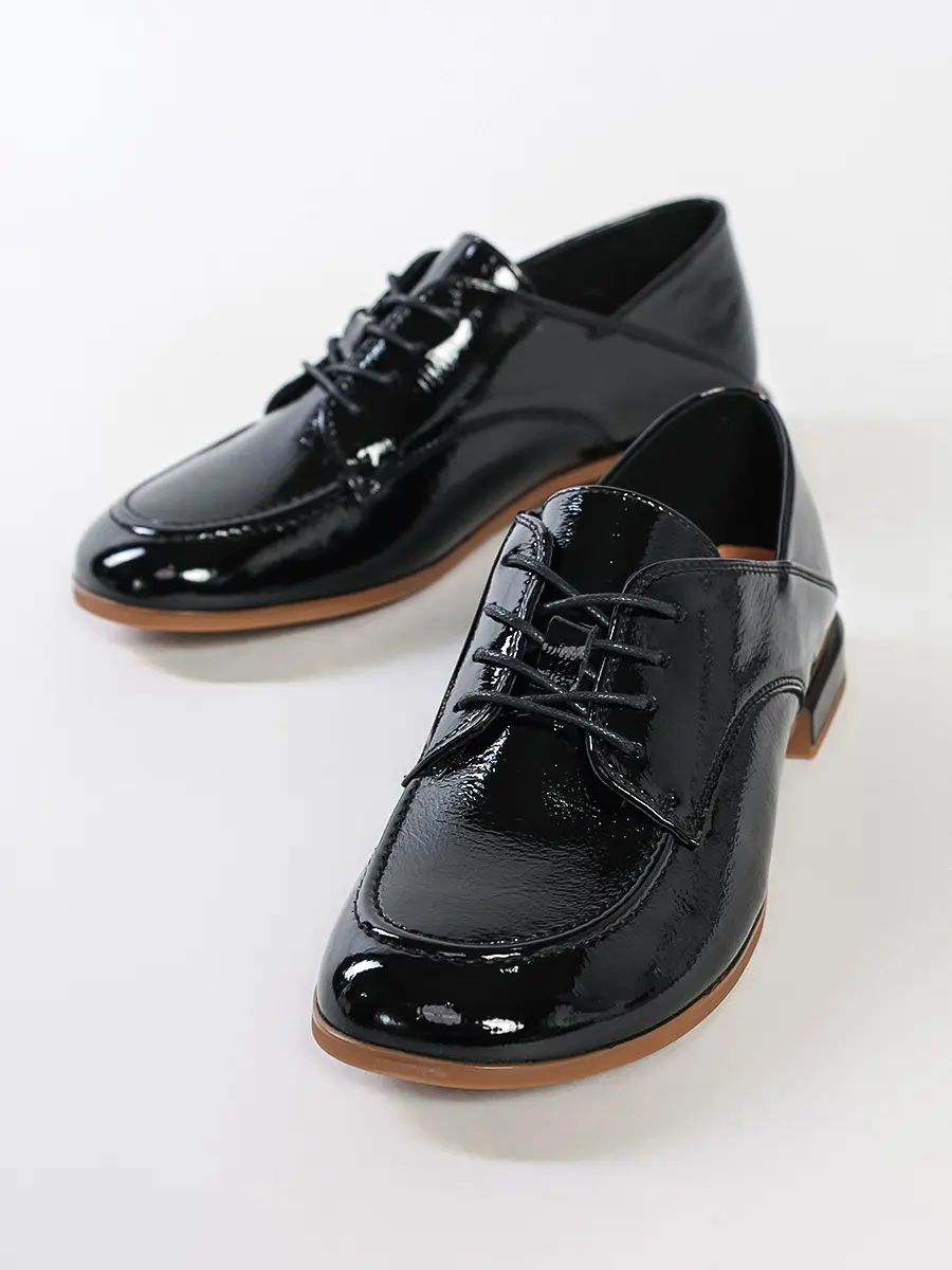 Туфли-дерби  лакированные черного цвета на низком каблуке